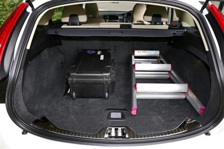 後席を倒さなくても広々とした荷室。三段脚立の縦置きも余裕