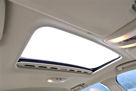 白い空しか見えないので分かりづらいですが、ルーフを完全に開けた状態