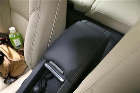 前席のアームレスト。その下には収納ボックス