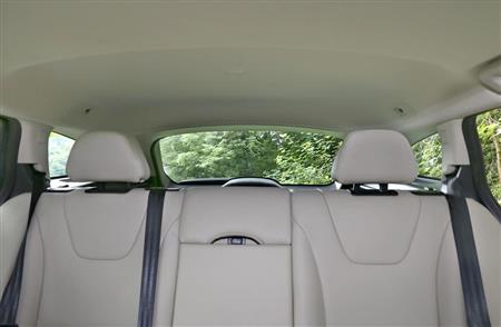 リヤの視界はこんな感じ。後端が下がっているので、リヤウインドーにあまり高さはない