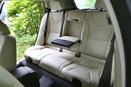 後席のアームレストは横幅があるので、隣の人に遠慮することなく使える