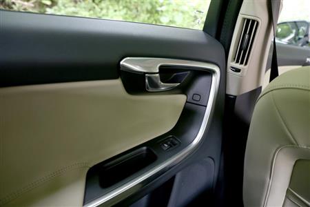 ピラーに設置した後席のエアコン吹き出し口とドア周り