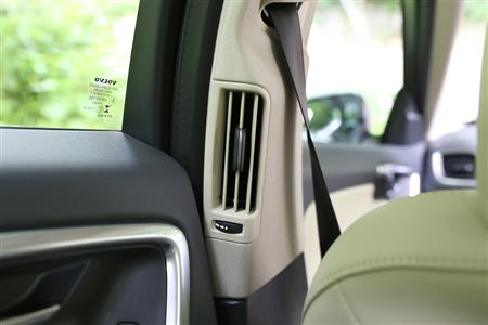 ピラーに設置した後席のエアコン吹き出し口