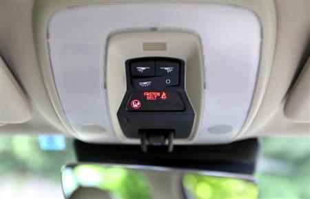 シートベルトのサインはルームミラーの上に配置。ちなみに今では当たり前の３点式シートベルトを開発したのがボルボで、すべてのドライバーの安全のために特許を無償公開した