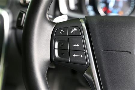 クルーズコントロールの起動ボタン。「＋／－」で上限速度を、「矢印（⇔）」で車間距離を設定する