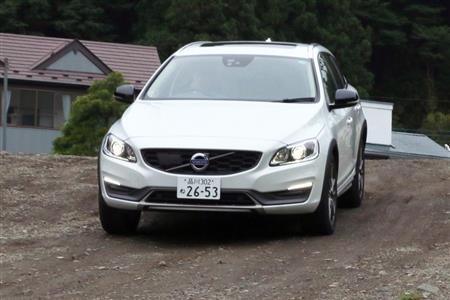 県道から湖畔へ下るボルボ「Ｖ６０ クロスカントリー」。分かりづらいかもしれませんが、結構な傾斜です