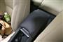 前席のアームレスト。その下には収納ボックス