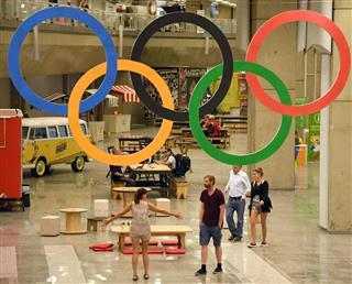 五輪マークが掲げられた空港。税関にはＮＥＣの顔認証システムが採用されている＝１日、ブラジル・リオデジャネイロ（川口良介）