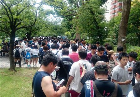 東京・上野の不忍池に集まり、ポケモンＧＯで遊ぶ人たち＝１６日