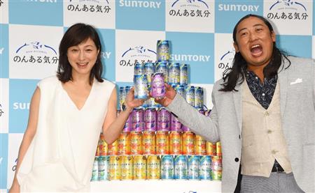 イベントに登場した広末涼子（左）と秋山竜次＝２２日、東京都内