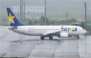 乗客のスマートフォン用充電器から煙が出たため新千歳空港に引き返し、緊急着陸したスカイマークのボーイング737=22日午前9時30分ごろ、北海道・新千歳空港 乗客のスマートフォン用充電器から煙が出たため新千歳空港に引き返し、緊急着陸したスカイマークのボーイング737=22日午前9時30分ごろ、北海道・新千歳空港