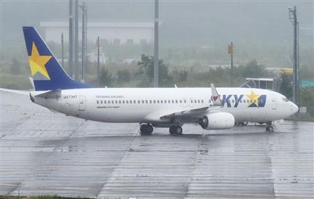 乗客のスマートフォン用充電器から煙が出たため新千歳空港に引き返し、緊急着陸したスカイマークのボーイング７３７＝２２日午前９時３０分ごろ、北海道・新千歳空港