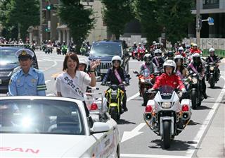 バイクの日を記念して、秋葉原の街をパレードする女性ライダーや女性白バイ隊員ら＝２１日午前、東京・秋葉原