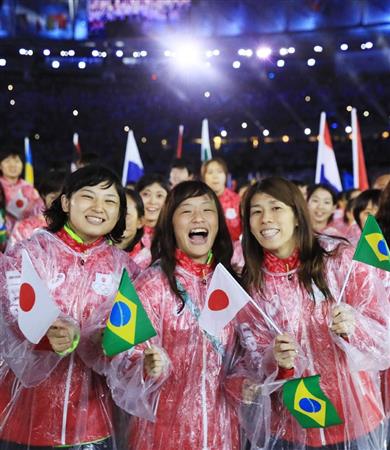 閉会式に臨むレスリングの（手前左から）土性沙羅、登坂絵莉、吉田沙保里＝２１日午後８時５９分、マラカナン競技場（代表撮影）