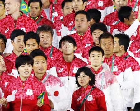 閉会式に参加したレスリングの樋口黎（中央）ら＝２１日、リオデジャネイロ（共同）