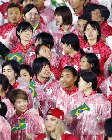 閉会式で入場するバドミントンの高橋礼華（右下）ら日本選手団。奥左から２人目は荒木絵里香、同３人目は木村沙織＝２１日、リオデジャネイロ（共同）