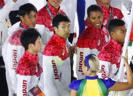 入場する陸上の（後方左から）山県亮太、桐生祥秀、ケンブリッジ飛鳥ら＝２１日、リオデジャネイロ（共同）