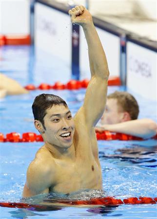 リオデジャネイロ五輪競泳男子４００メートル個人メドレーで金メダルを獲得し、ガッツポーズして喜ぶ萩野公介＝６日（共同）