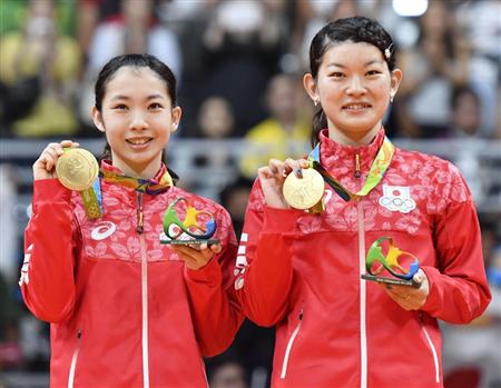 女子ダブルスで優勝し、金メダルを手にする高橋礼華（右）と松友美佐紀＝リオデジャネイロ（共同）