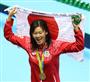 金メダルを胸に日の丸を掲げる金藤理絵＝１１日、リオデジャネイロ（大橋純人撮影）