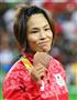 女子５７キロ級で３位となり、銅メダルを掲げ笑顔の松本薫＝リオデジャネイロ（共同）