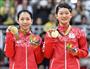 女子ダブルスで優勝し、金メダルを手にする高橋礼華（右）と松友美佐紀＝リオデジャネイロ（共同）