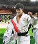 男子７３キロ級で優勝し、ガッツポーズで引き揚げる大野将平＝リオデジャネイロ（共同）