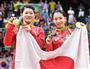 女子ダブルスで優勝し、笑顔で金メダルを手にする高橋礼華（左）と松友美佐紀＝リオデジャネイロ（共同）