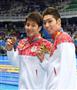 競泳男子個人４００ｍメドレーで「金」の萩野公介（右）と「銅」の瀬戸大也＝６日（川口良介撮影）