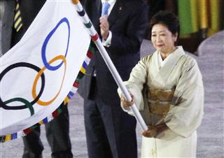 引き継がれた五輪旗を振る東京都の小池百合子知事＝２１日、リオデジャネイロ（共同）