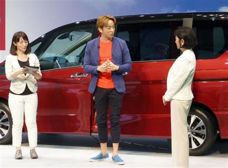 日産自動車「セレナ」の発売記念イベントに登場した俳優の山本耕史さん（中央）＝２４日、横浜市