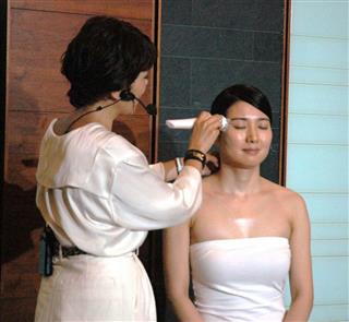 フィリップスの美顔器「ビザピュアアドバンス」のデモンストレーション＝２３日、東京都港区