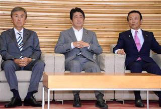 臨時閣議に臨む（左から）石原伸晃経済再生担当相、安倍晋三首相、麻生太郎副総理兼財務相＝２４日午後、首相官邸（斎藤良雄撮影）