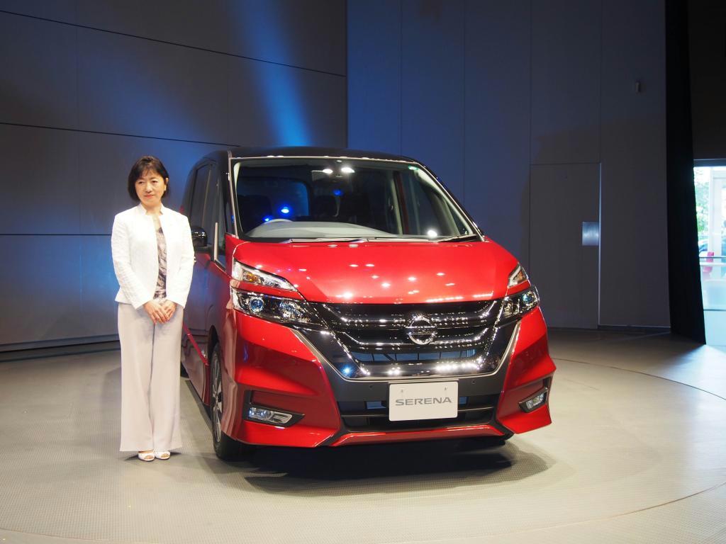 「セレナ」の新型車を披露する星野朝子専務執行役員＝２４日、横浜市西区高島の日産ホール