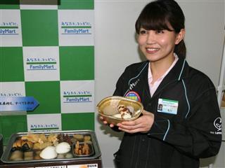 ファミリーマートの商品発表会では、具材やつゆを全面刷新したおでんが披露された＝２４日、東京都豊島区