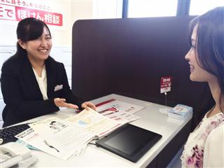 ＮＴＴドコモは日本生命保険の保険商品などを携帯ショップの窓口で販売する＝２５日、東京都世田谷区（飯田耕司撮影）