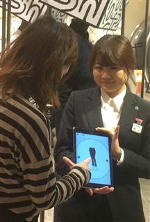 人工知能（ＡＩ）「ＳＥＮＳＹ」を搭載したタブレット端末で各自の色やブランドなどの好みに合った服を提案する＝東京都新宿区