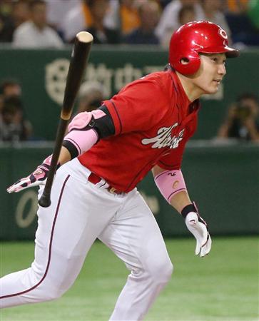 ６回広島１死三塁、丸が右翼線に勝ち越し二塁打を放つ＝東京ドーム