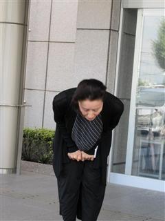 長男の高畑裕太容疑者が拘留されている前橋署を訪れた高畑淳子＝群馬・前橋市