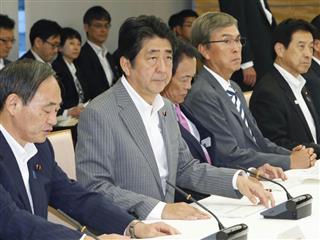 月例経済報告関係閣僚会議に出席した安倍首相（左から２人目）、石原経済再生相（同４人目）ら＝２４日午後、首相官邸