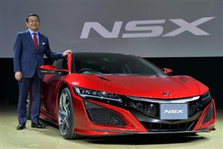 復活した「ＮＳＸ」をお披露目するホンダの八郷隆弘社長＝２５日、東京都江東区
