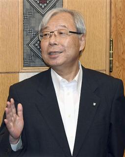 要請書受け取り後、取材に応じる九州電力の瓜生道明社長＝２６日午後、鹿児島県庁