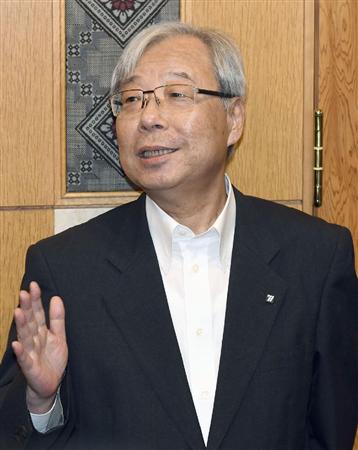 要請書受け取り後、取材に応じる九州電力の瓜生道明社長＝２６日午後、鹿児島県庁