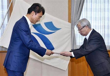 九州電力の瓜生道明社長（右）に川内原発の一時停止を求める要請書を手渡す鹿児島県の三反園訓知事＝２６日午後、鹿児島県庁