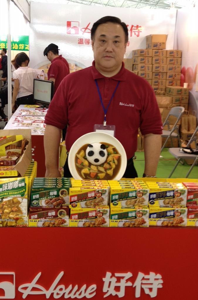 中国各地のスーパーや展示会などで開かれる試食会でカレーライスの味を長年にわたって紹介してきたハウス食品上海法人の羽子田礼秀社長。試食会は年平均で２万回も行うという。中国市場での成功の秘訣は「成功するまでやり続けること」と話す（ハウス食品提供）