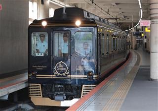 公開された近鉄観光特急「青の交響曲」＝２６日午前、大阪市阿倍野区の大阪阿部野橋駅（山田哲司撮影）