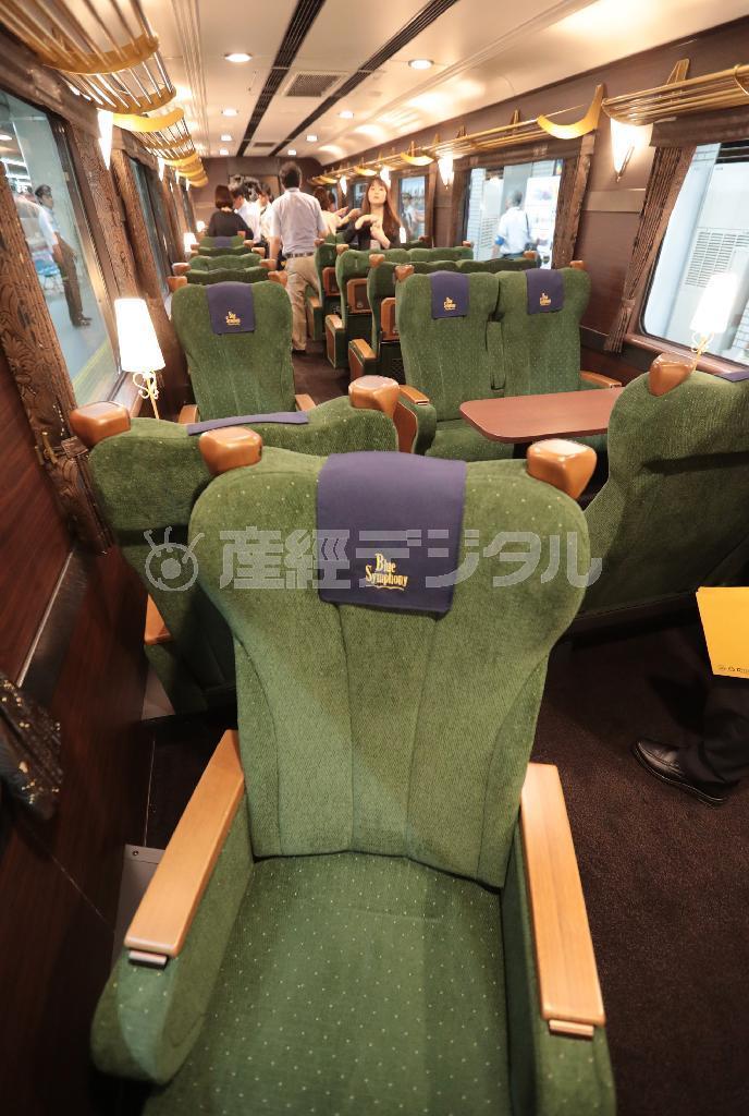 公開された近鉄観光特急「青の交響曲」。１号車はツイン席やサロン席が配置されている＝２６日午前、大阪市阿倍野区（山田哲司撮影）