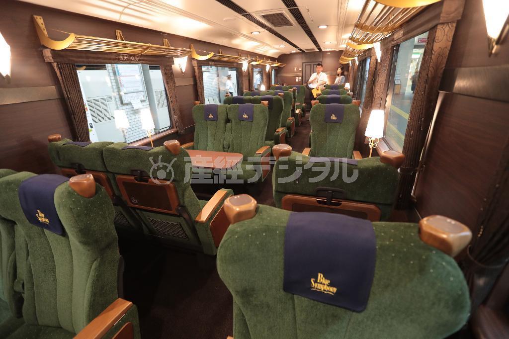 公開された近鉄観光特急「青の交響曲」。１号車はツイン席やサロン席が配置されている＝２６日午前、大阪市阿倍野区（山田哲司撮影）