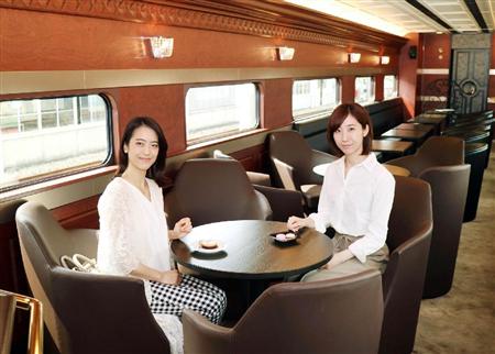 近畿日本鉄道が運行を始める、観光特急「青の交響曲」のラウンジ車内