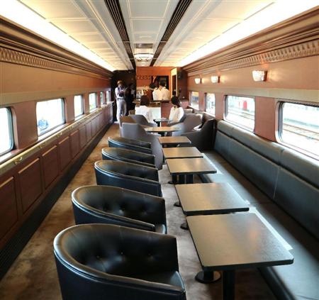 近畿日本鉄道の観光特急「青の交響曲（シンフォニー）」のラウンジ車両に備えられた革張りのソファ